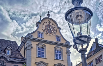 Fronwagturm mit der astronomischen Habrechtuhr, erbaut 1564.