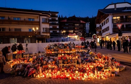Davanti al bar di Crans-Montana bruciano candele in segno di lutto. Anche Rotary esprime la propria solidarietà